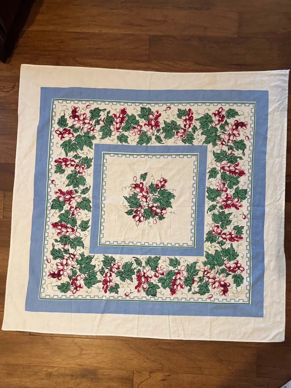 Vintage 1940’s-1950’s Cotton Linen Tablecloth with Grapes 28.5“ X 29.5“